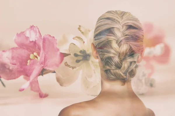 Doble exposición de la mujer con hermoso peinado trenzado y flores — Foto de Stock