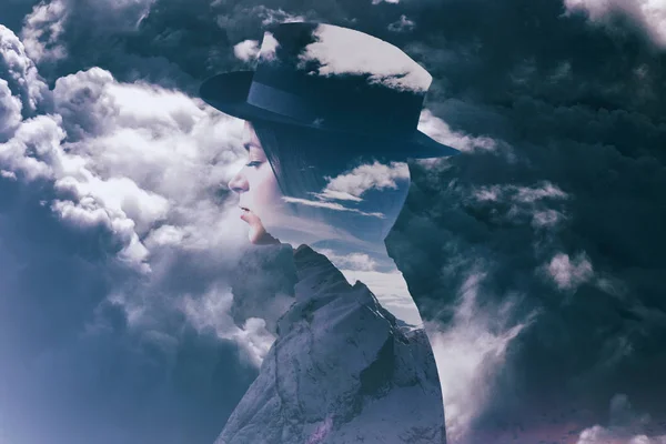 Exposición múltiple de la muchacha que usa sombrero, paisaje montañoso y nubes tormentosas —  Fotos de Stock
