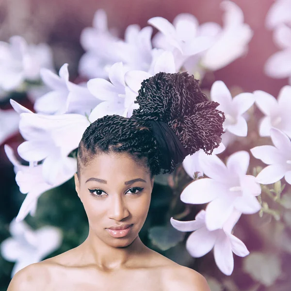 Retrato linda menina com tranças e belas flores brancas — Fotografia de Stock