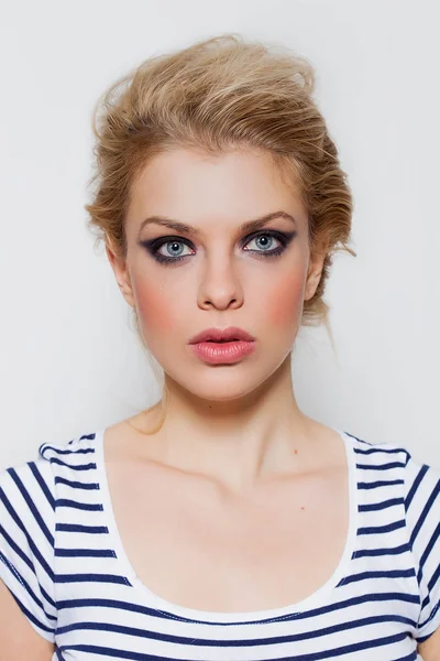 Linda menina loira retrato com olhos esfumaçados vestindo listrado t-shirt — Fotografia de Stock