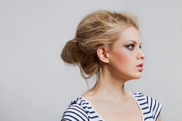 Portrait de profil de fille blonde avec de beaux yeux fumés regardant de côté — Photo