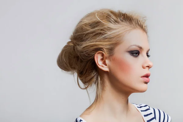 Blonde girl profile portrait with beautiful smokey eyes — Stock Photo, Image