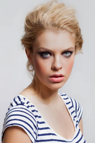 Portrét krásné blonďaté dívky nádherné modré oči — Stock fotografie
