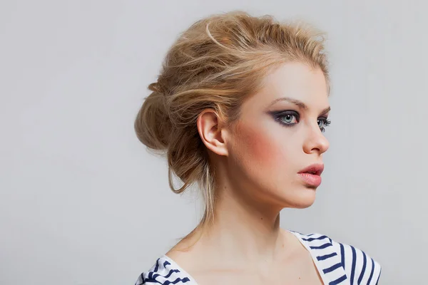 Lovely blonde girl profile portrait with beautiful smokey eyes — Stock Photo, Image