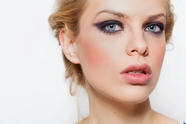 Vacker blond flicka närbild porträtt med sotade ögon — Stockfoto