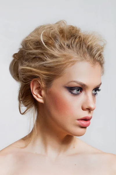 Vacker blond flicka stående med underbara ögon tittar åt sidan — Stockfoto