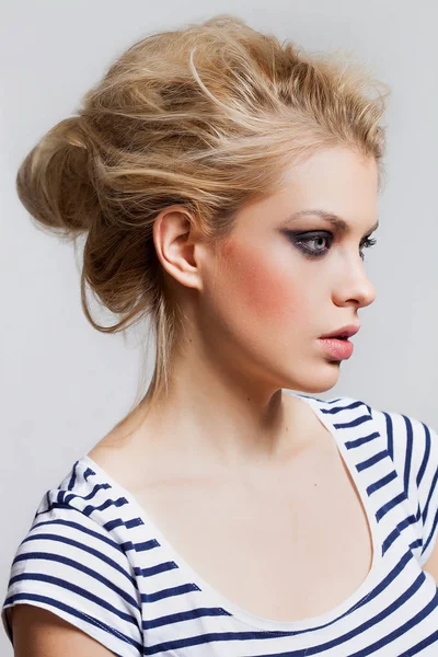 Vacker blond flicka profil porträtt med vackra sotade ögon — Stockfoto