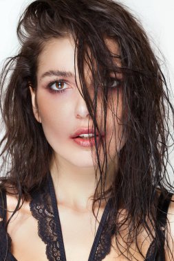 Güzel kadın portre ıslak saçlı, mürekkep bulaşmıştır her yanına makyaj