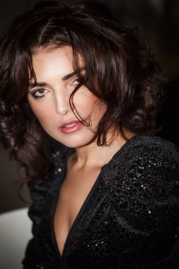 Muhteşem bir kadın portre siyah pullu elbise