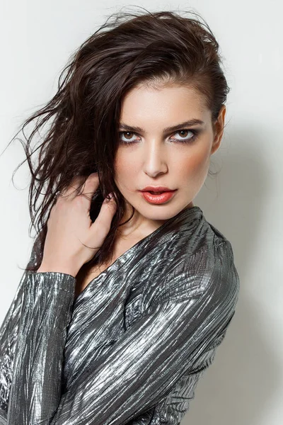 Precioso retrato de mujer con maquillaje y vestido de plata mientras busca — Foto de Stock