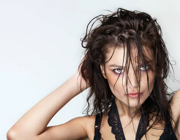 Retrato de mulher lindo com cabelo molhado e maquiagem borrada — Fotografia de Stock