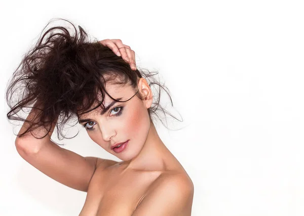 Retrato de mujer bonita posando con el pelo desordenado y maquillaje manchado —  Fotos de Stock