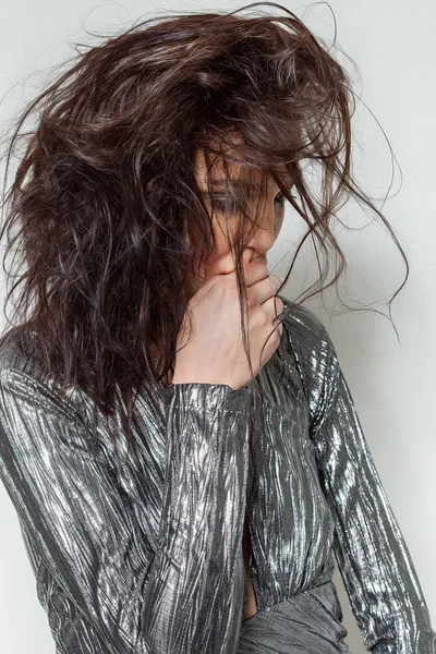 Retrato de mujer reflexivo con el pelo desordenado con vestido de plata —  Fotos de Stock