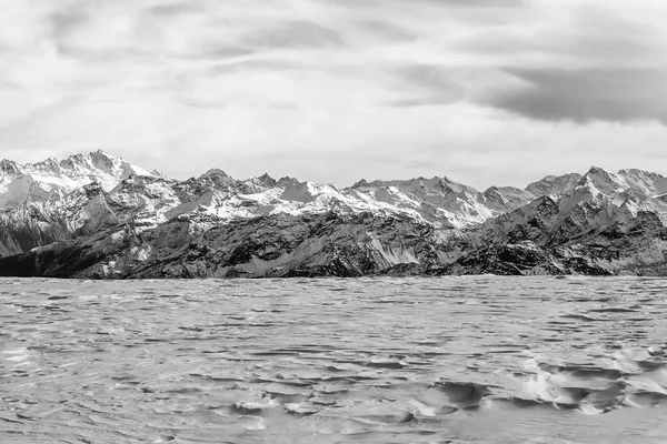 Zasněžené hory a jedna ze sněhu v severní Itálie černobílá — Stock fotografie