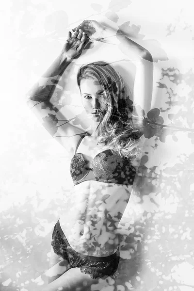 Double exposition monochrome de la femme portant lingerie et feuilles — Photo