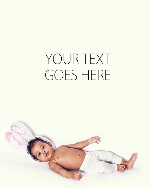 Bebê menina retrato vestindo orelhas de coelho, cartão — Fotografia de Stock