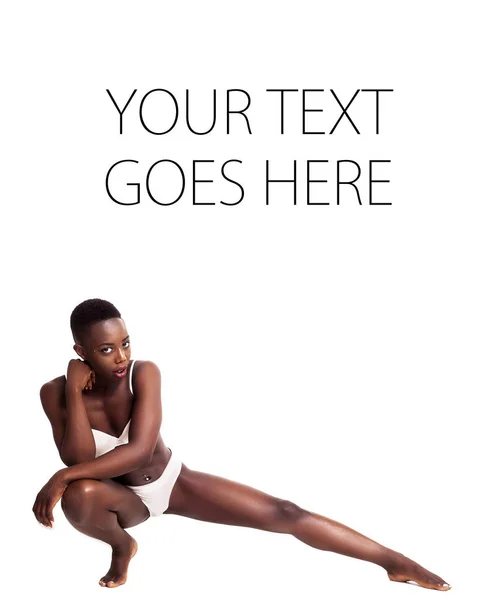 Prachtige Afrikaanse meisje fitness portret kijken camera, kaart — Stockfoto