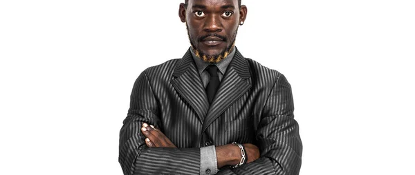 Biznesmen afrykański portret sobie szary garnitur z skrzyżowanymi rękami letterbox — Zdjęcie stockowe