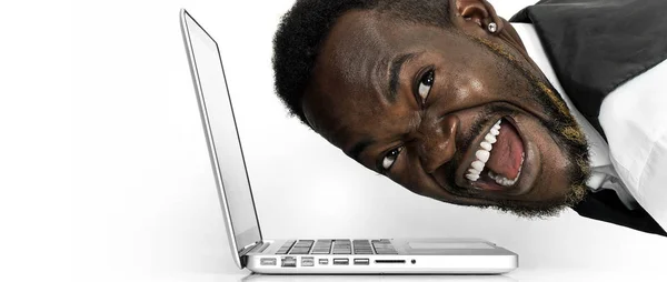 Retrato de empresário africano irritado trabalhando na caixa de correio do laptop — Fotografia de Stock