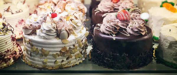 Beautiful and delicious cakes in pastry shop letterbox — Stock Photo, Image