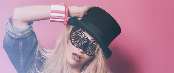 Şapka ve kelebek plastik gözlük mektup giyen güzel pop kız — Stok fotoğraf