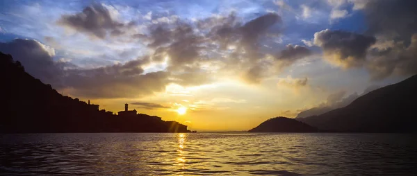 Kaunis auringonlasku Iseo-järvellä Italiassa postilaatikko — kuvapankkivalokuva