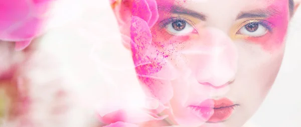 Doble exposición de la chica con maquillaje colorido y flores buzón —  Fotos de Stock