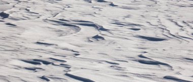 Beyaz tertemiz kar doku mektup