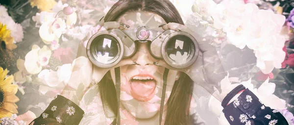 Doble exposición de la chica sorprendida mirando a través de binoculares y flores buzón —  Fotos de Stock