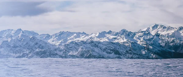 Vackra snöiga bergstoppar i norr Italien brevlåda — Stockfoto