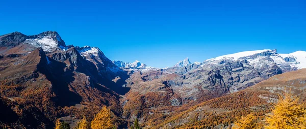Чудова autumnal mountainscape в Північній Італії letterbox — стокове фото