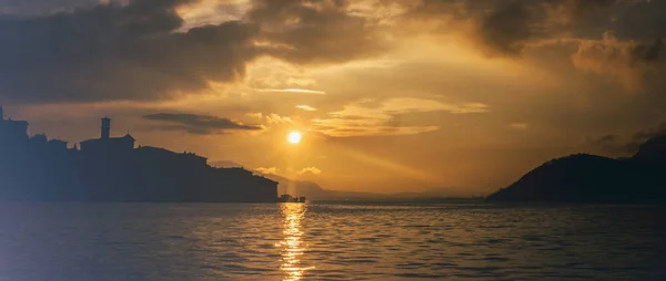 Hermosa puesta de sol en el lago Iseo en Italia buzón —  Fotos de Stock