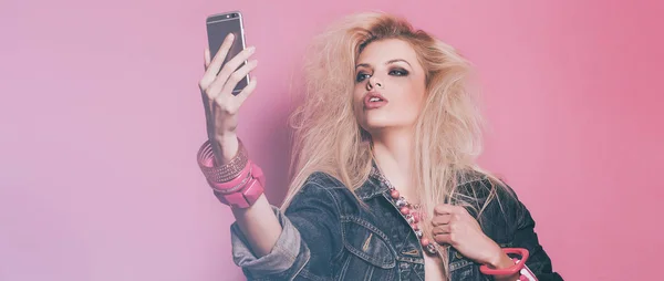 Pop meisje portret nemen selfie met smartphone brievenbus — Stockfoto