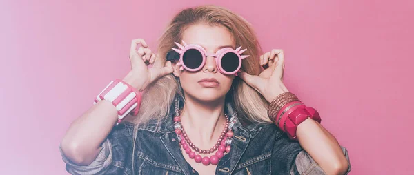 Pop tjej porträtt klädd i jeansjacka och udda solglasögon letterbox — Stockfoto