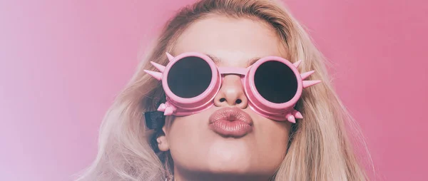 Pop tjej stående bär udda solglasögon och kysser letterbox — Stockfoto