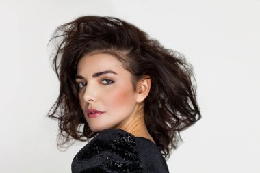 Muhteşem bir kadın portre dağınık saç giyen payet ile elbise