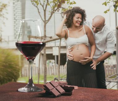 Çikolata ve güzel hamile çift şehrin Şarap kadehi