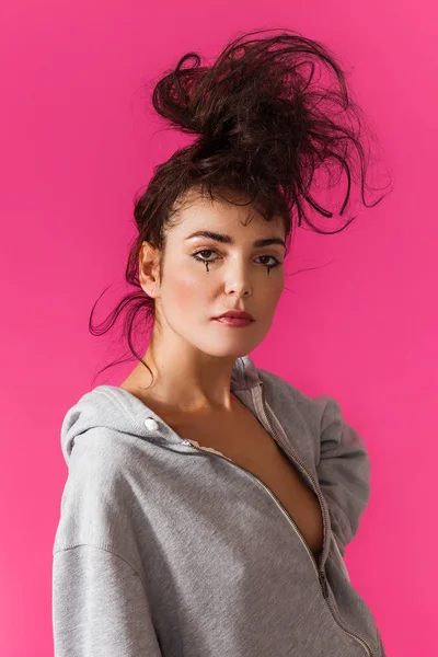 Vacker och sensuell kvinna porträtt med messy bun tittar på kameran — Stockfoto