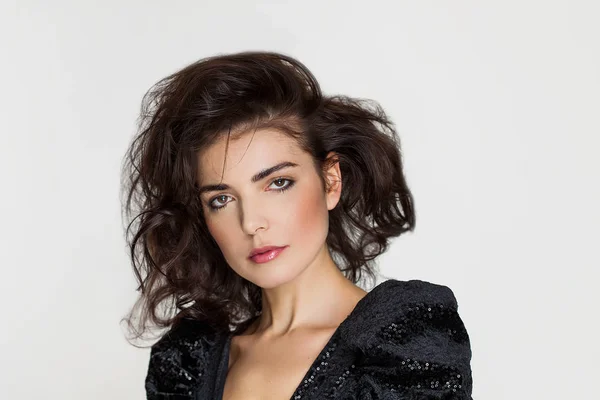 Retrato de mulher encantadora com cabelo bagunçado vestindo vestido de lantejoulas preto — Fotografia de Stock