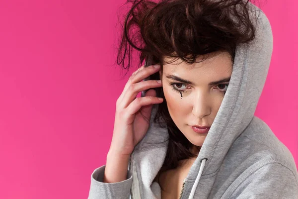 Retrato de mujer con cabello desordenado y lágrimas negras con capucha — Foto de Stock