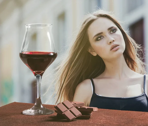 Copa de vino tinto con chocolate y retrato de chica encantadora — Foto de Stock