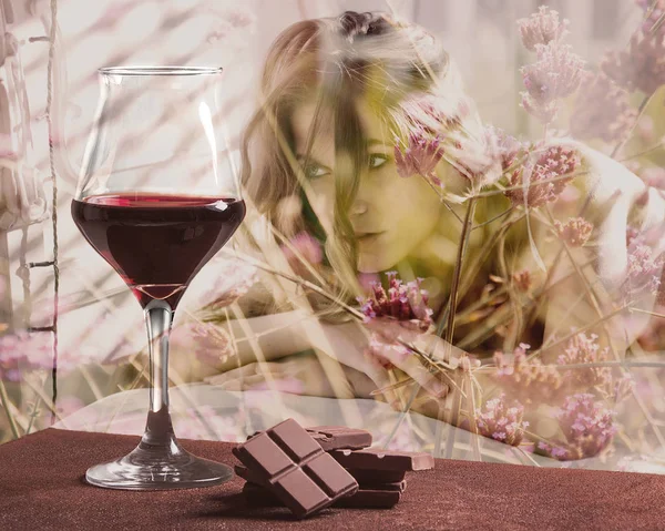 Pohár vörösbor, csokoládé és gyönyörű nő, portré, rózsaszín virágokkal — Stock Fotó