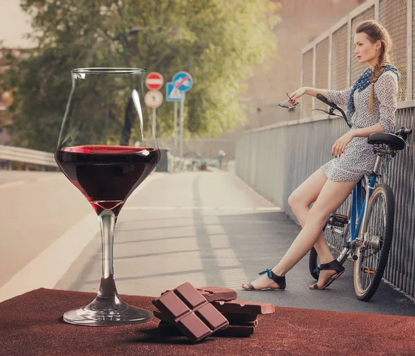 Copa de vino con chocolate y mujer bonita descansando en la ciudad — Foto de Stock
