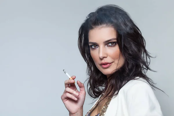 Sinnliches Frauenporträt im Blazer und Zigarette rauchend — Stockfoto