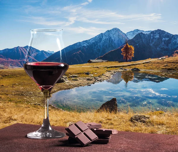 Kieliszek do wina z czekolady i piękne górskie jeziora jesienią — Zdjęcie stockowe