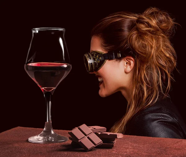 Copa de vino tinto con chocolate y hermosa mujer steampunk riendo — Foto de Stock