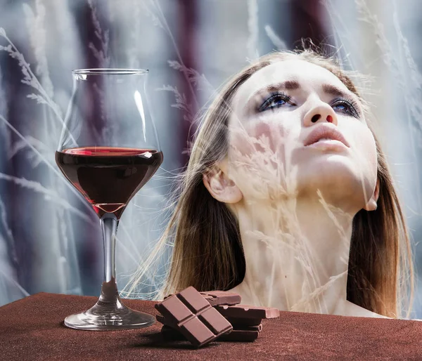 Şarap kadehi alanına bakarken çikolata ve güzel kızla — Stok fotoğraf
