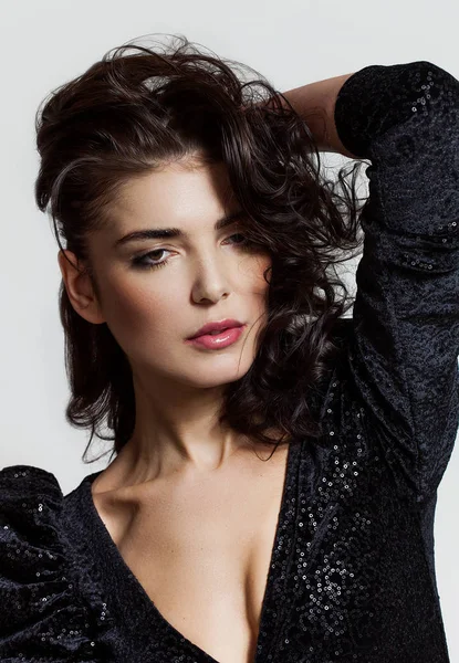 Siyah pullu elbise giyen süre poz güzel kadın portre