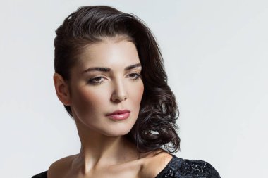 Güzel ve düşünceli kadın portre ruj