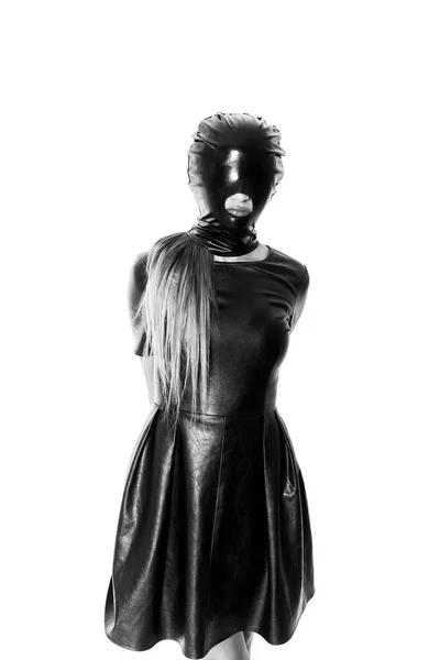 Krásná žena černobílý portrét kožené šaty a sadomasochista maskou — Stock fotografie